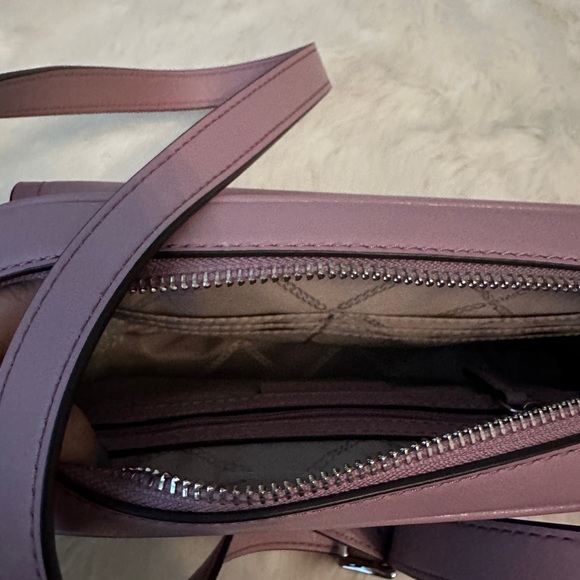 MICHAEL MICHAEL KORS
Parker Medium Leather Crossbody Bag - Picture 6 of 12